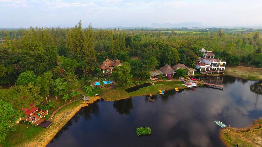 Golden Lake View Boutique Resort Канчанабури Экстерьер фото