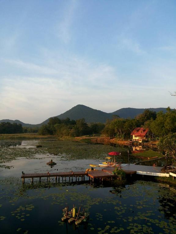 Golden Lake View Boutique Resort Канчанабури Экстерьер фото